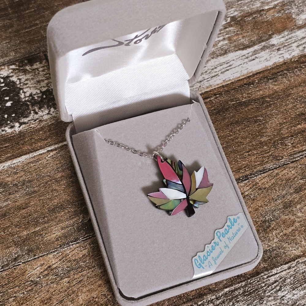 New Canadian maple leaf necklace with glacier pearle
